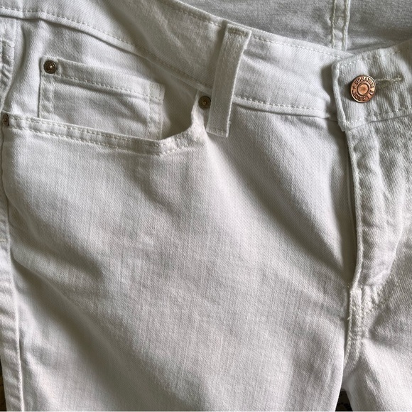 Levis Signature Gold Mid Rise Skinny White Bermuda Shorts Women’s 16 W33 Cuffed - Picture 7 of 9